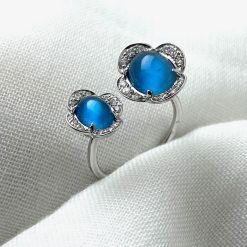 18 kt witgouden ring met 2 bloempjes