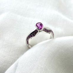 18 kt witgouden ring met een druppelvormige roze saffier