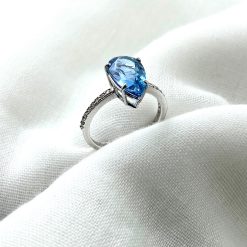 18 kt witgouden ring met een druppelvormige aquamarijn