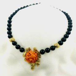 Collier zwarte onyx met een bijzondere hanger van koraal